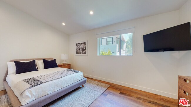 Building Photo - 547 N W Knoll Dr