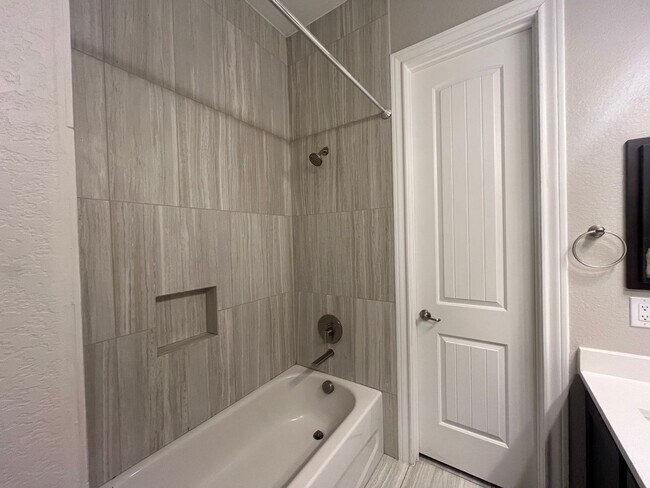 Building Photo - 4815 Viewcrest Rd