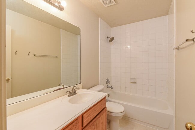 Building Photo - 13735 Branford Greens Dr