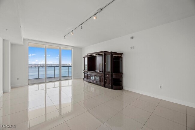 Building Photo - 3000 Oasis Grand Blvd