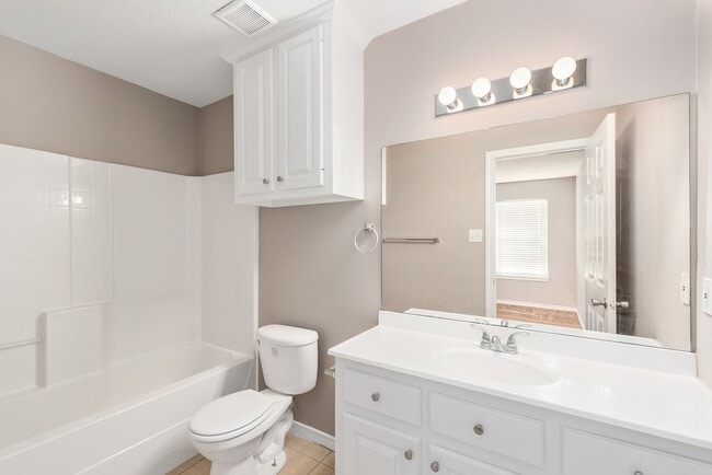 Building Photo - Newly Renovated 3 bed, 2 bath home on cul-...