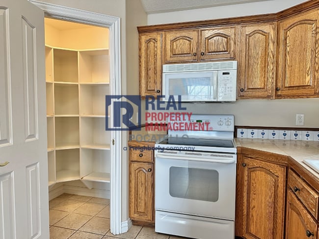 Building Photo - Beautiful 4 bedroom 3 bath house - attached garage