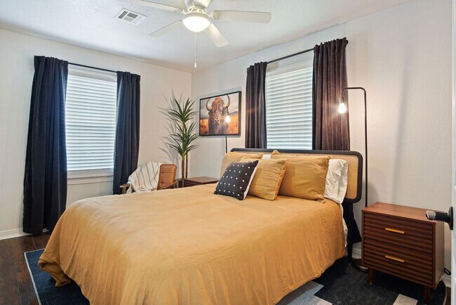 Building Photo - 912 W Comanche St