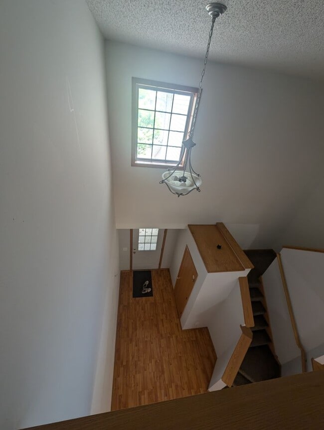 Building Photo - Updated 3BR Townhome in Eagan – Close to S...