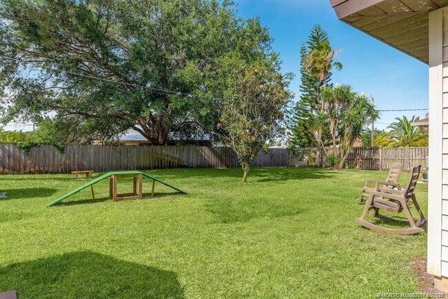 Building Photo - 2550 SE Calais St