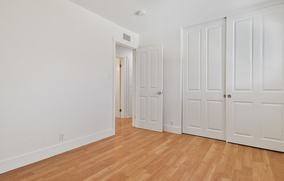 Building Photo - 1917 Hobart Dr