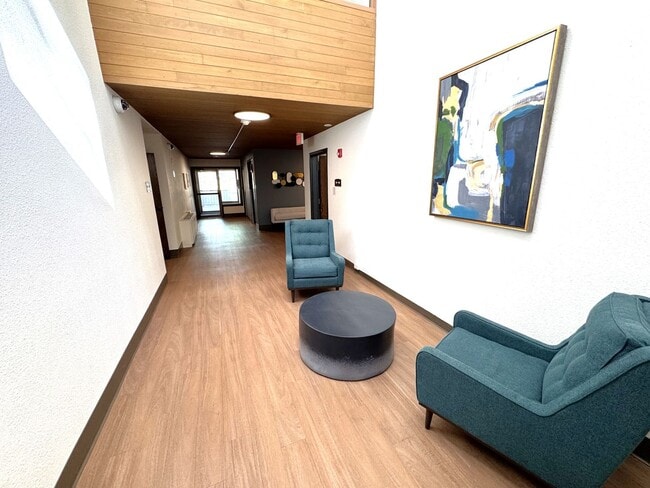 Building Photo - Cedarwood Condo For Rent! Underground Park...
