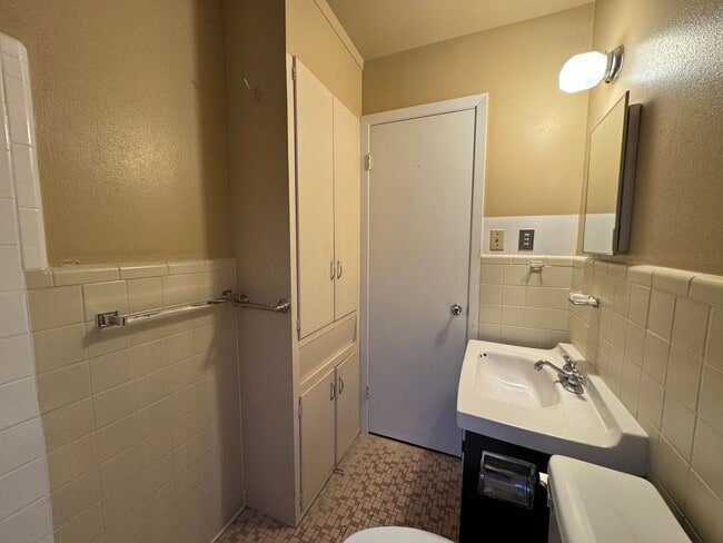 Building Photo - 360 Virtual Tour Available
