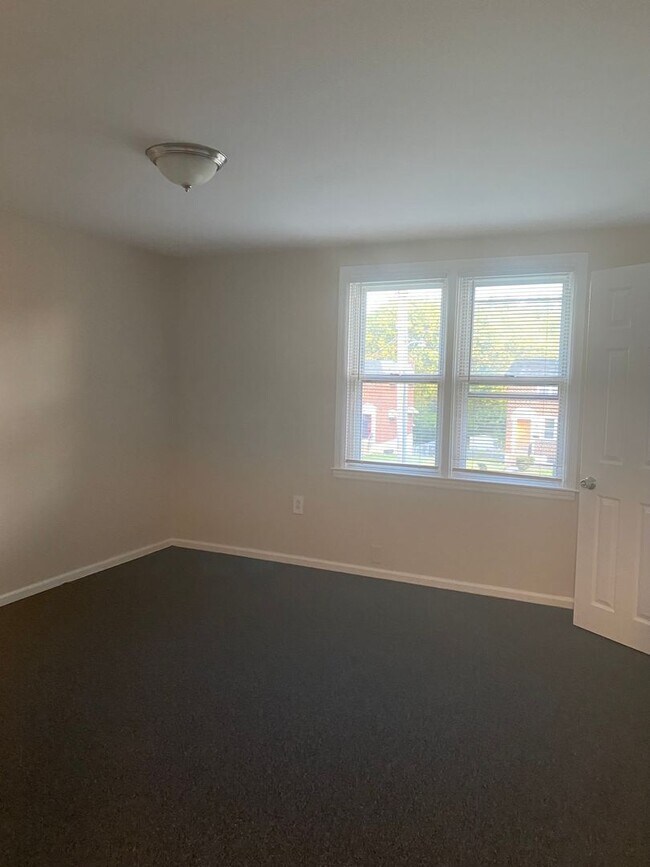 Building Photo - Completely renovated end row home! Stainle...