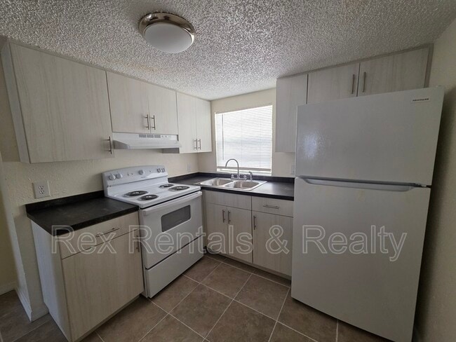 Building Photo - 2337 15th Ave S