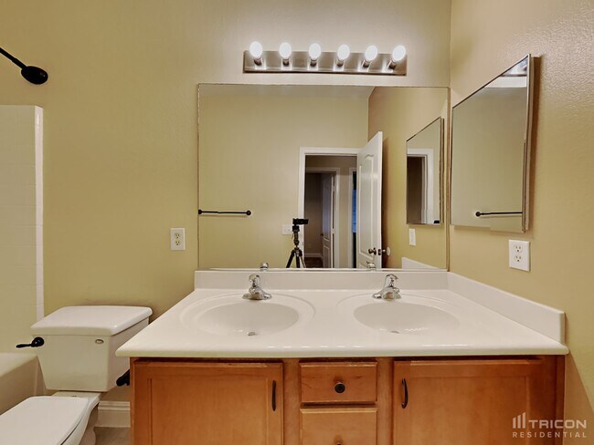 Building Photo - 719 Easter Lily Pl