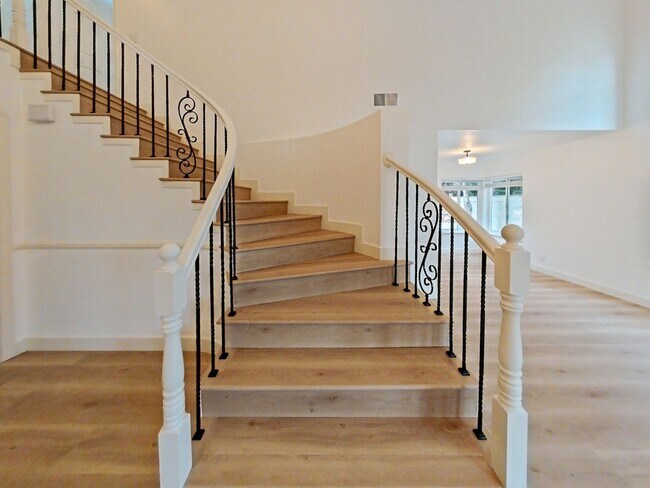 Building Photo - Stunning Remodeled Home in Dana Woods – Co...