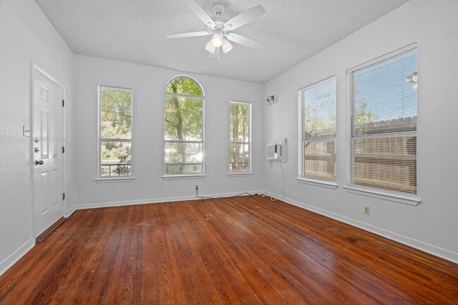 Building Photo - Clarksville Classic - Old School - 1 Bd/1Ba  -  Million Dollar Neighborhood - $1495