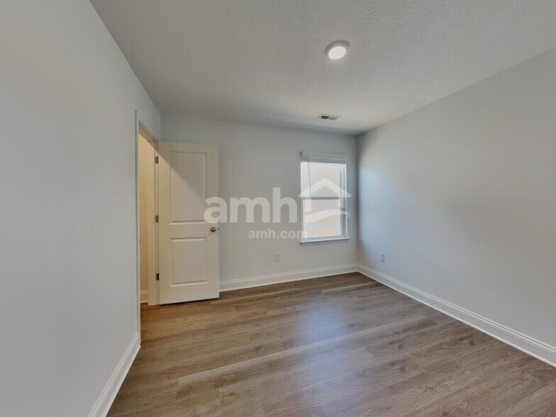 Building Photo - 9106 Henley Ave