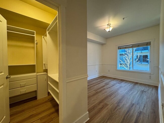 Building Photo - 1 Bed 1 Bath Condo Unit in Downtown Bellingham with Garage Parking