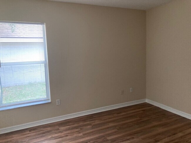 Building Photo - Beautiful 4/3/2 in desirable area! With Screened in porch