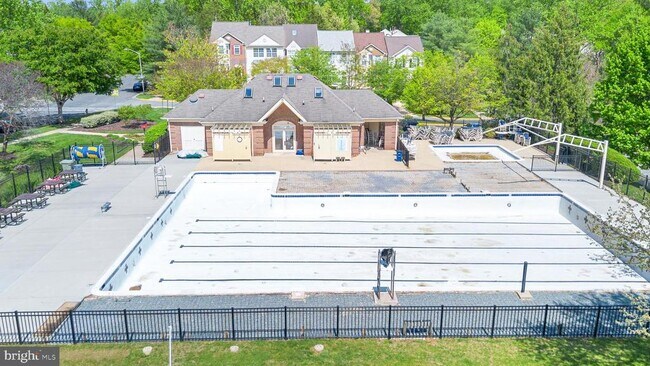 Building Photo - 18612 Clovercrest Cir
