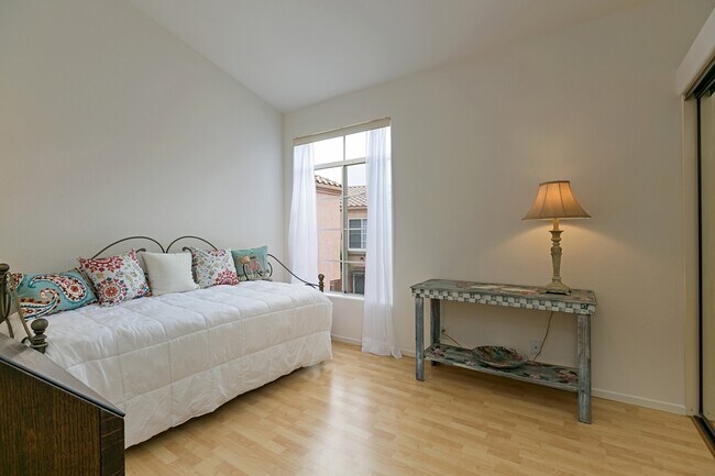 Building Photo - 3525 Cameo Dr