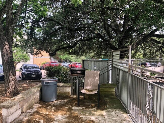 Building Photo - 3204 Menchaca Rd