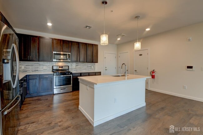 Building Photo - 722 Lorhan Dr