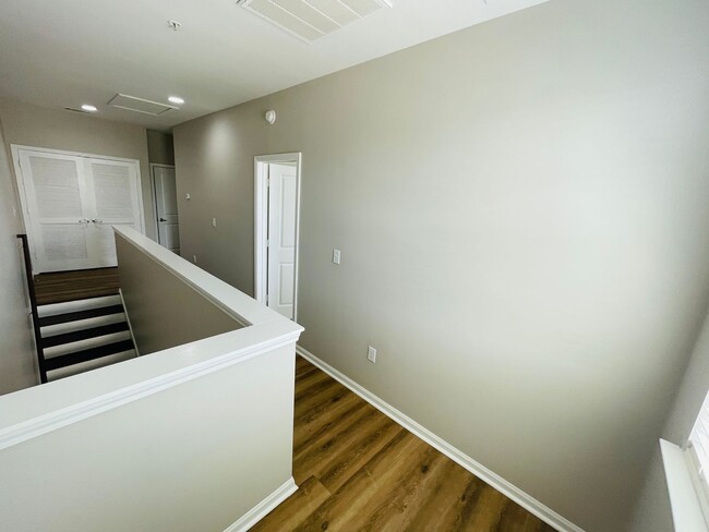 Building Photo - 4BD/4.5BA in ROWANDALE!