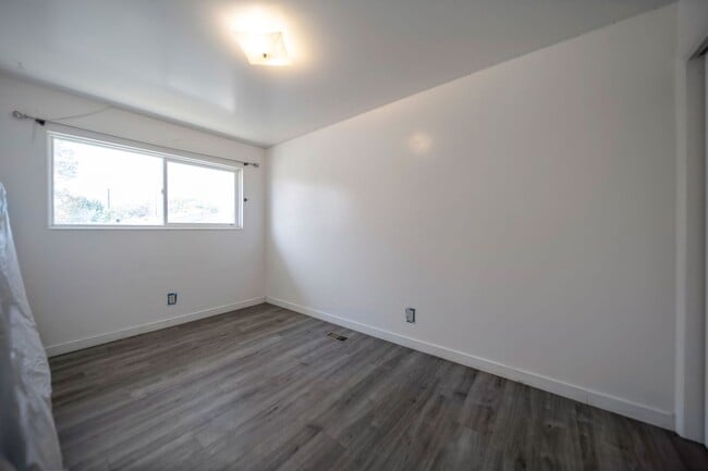 Building Photo - Remodeled Bungalow Style Home w/ Basement