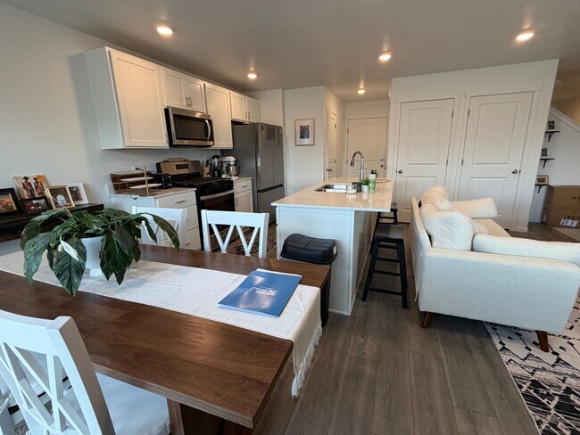 Building Photo - Beautiful, Like-New Townhome in Spanish Fork | 4 Bed, 3.5 Bath | Finished Basement with Kitchen |...