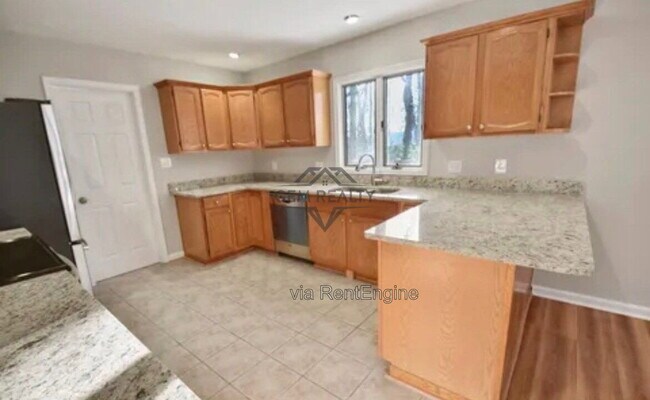 Building Photo - 206 Fairway Cir