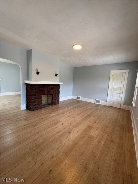 Building Photo - 946 E 79th St