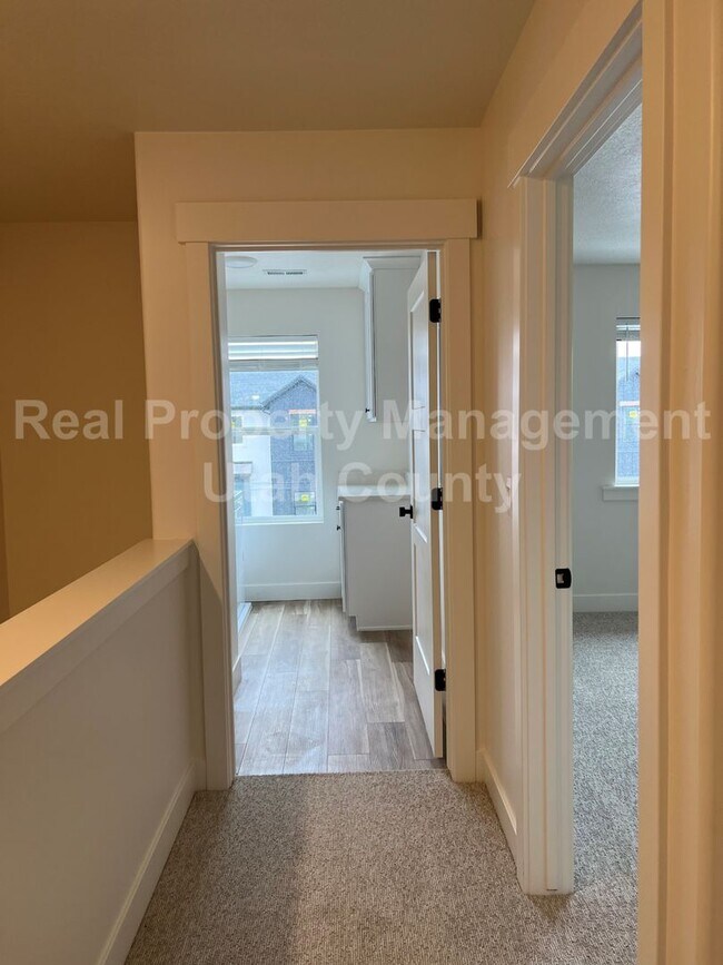 Building Photo - Newer American Fork Townhouse