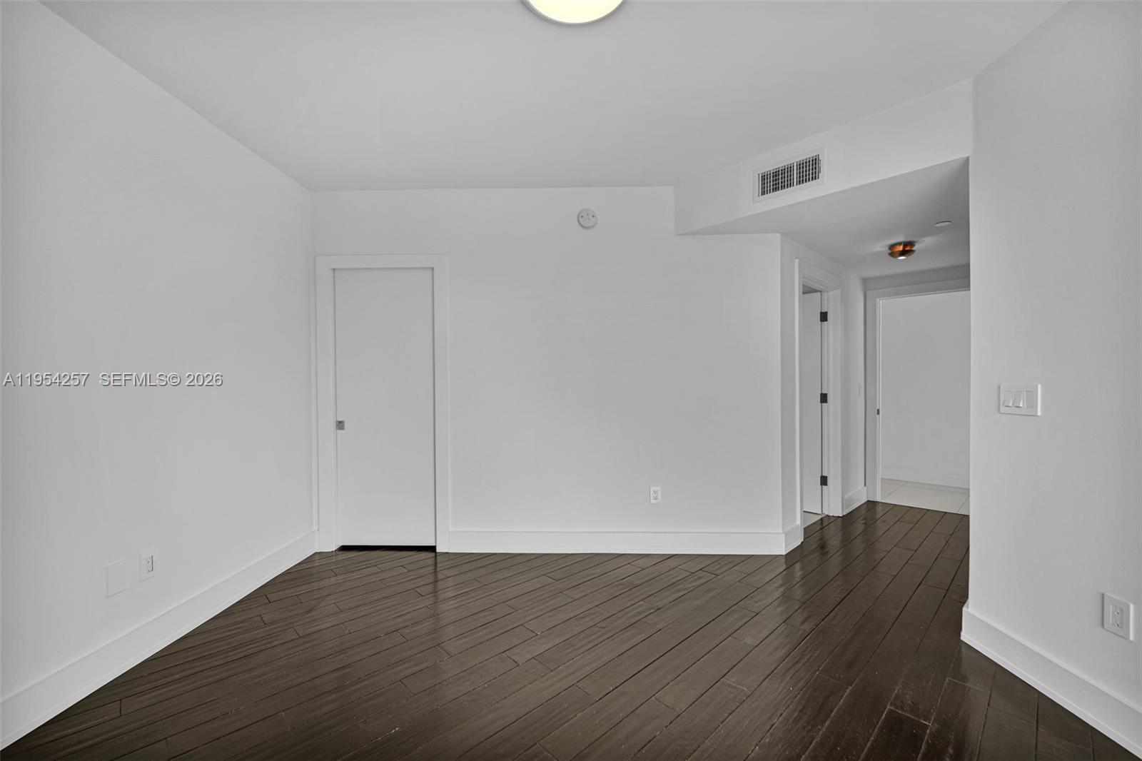 Building Photo - 10 Venetian Way