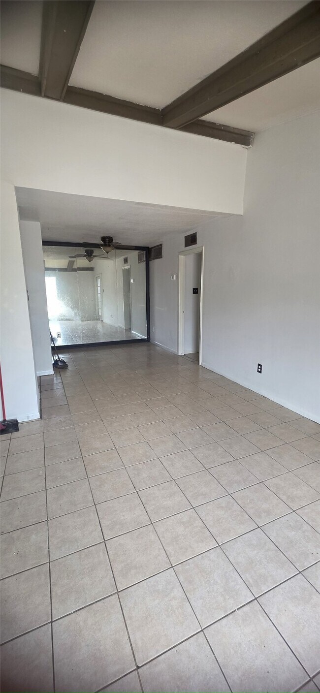 Building Photo - 9090 S Braeswood Blvd