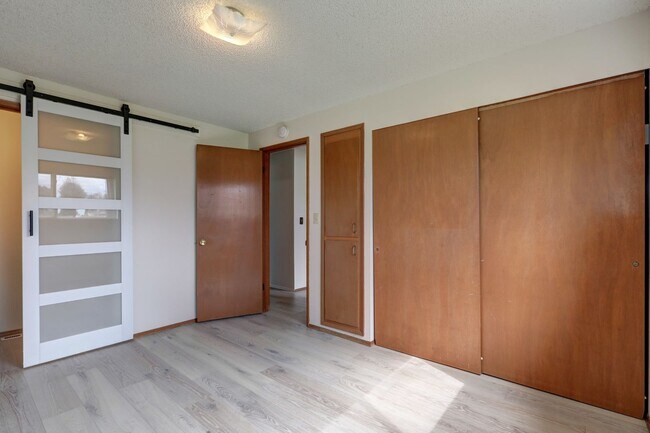 Building Photo - Beautiful, Remodeled Burien Rambler Available Now! 3Bedrooms Plus Den!