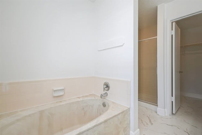 Building Photo - 16015 Surrey Woods Dr