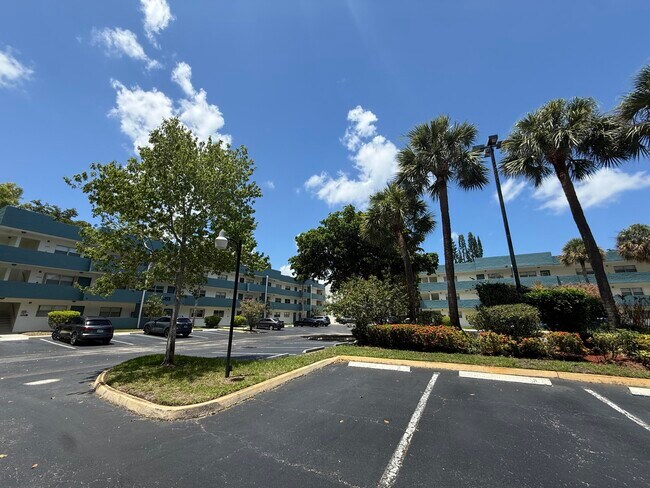 Building Photo - 5155 E Sabal Palm Blvd