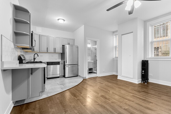 Building Photo - 1521 W Sherwin Ave