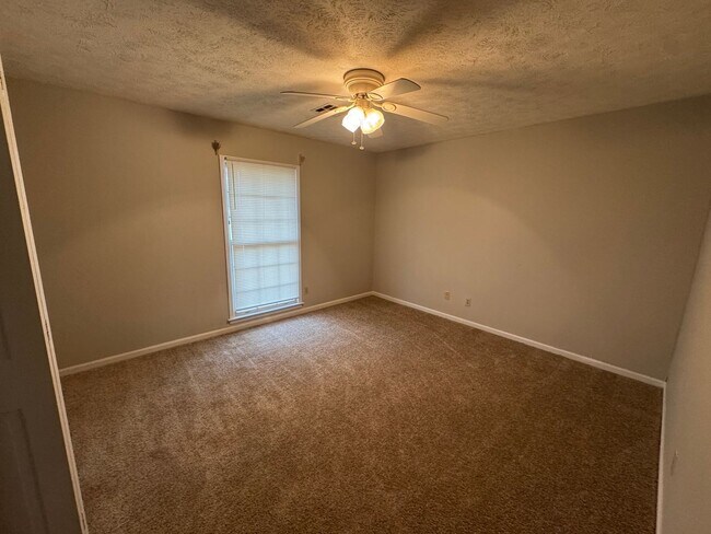 Building Photo - Large FOUR bedroom in Brentwood