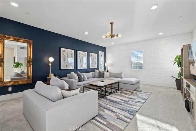 Building Photo - 70 Ray