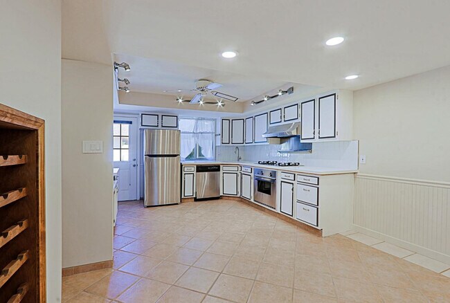 Building Photo - 6203 N 12th Pl