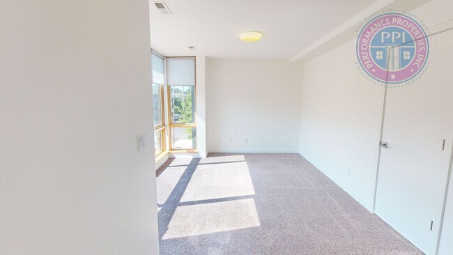 Building Photo - Modern Townhome In SE  2 Bdrm +Loft- Large...
