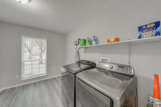 Building Photo - 2922 Clover Valley Dr