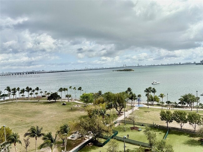 Building Photo - 1800 N Bayshore Dr