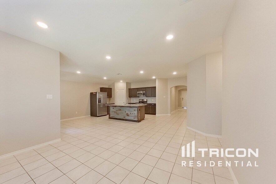 Building Photo - 881 Darst Dr