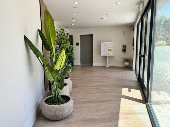 Building Photo - Riverside 4 Lease