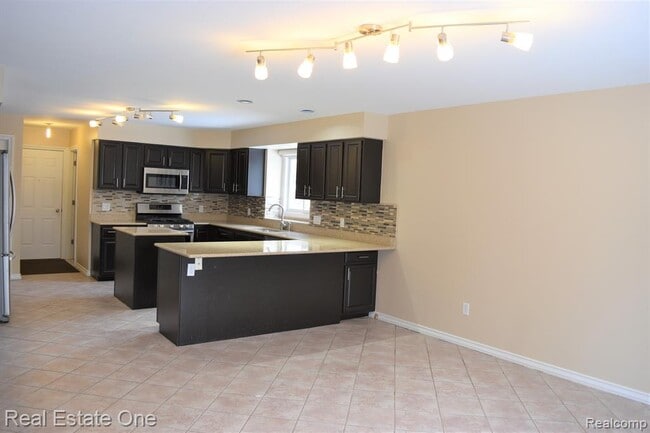 Building Photo - 5841 Ruby Dr