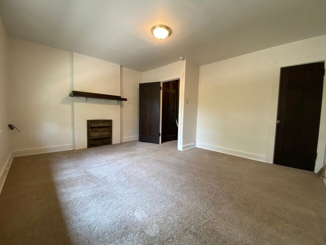 Building Photo - Amazing 3BR Townhouse in Squirrel Hill! Covered Front Porch + Backyard! Call Today!