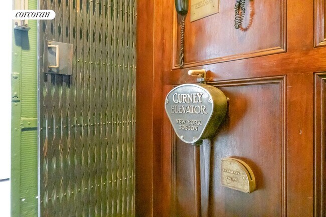 Building Photo - 305 W 72nd St