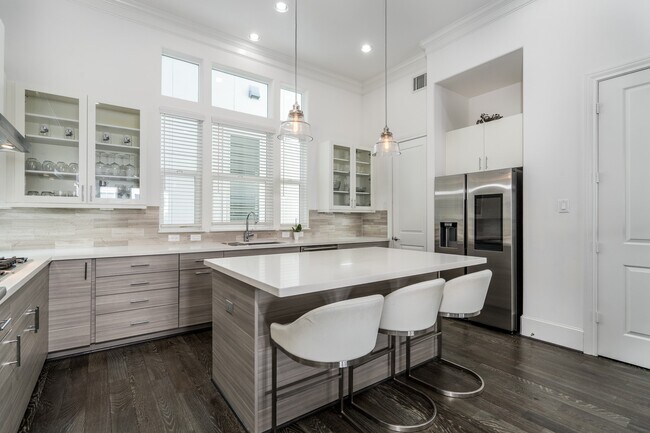 Building Photo - 2312 Hutchins St