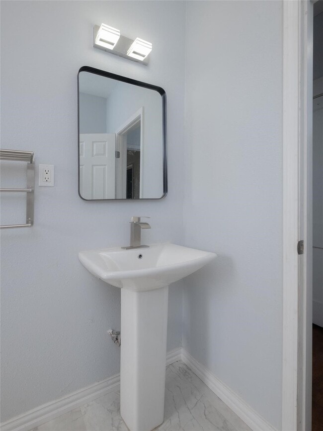 Building Photo - 2703 Areba St