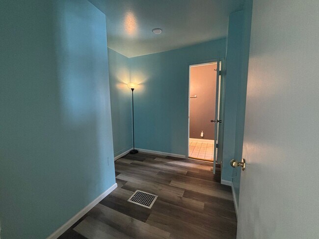 Building Photo - Clean Upper Unit! Move Right In!